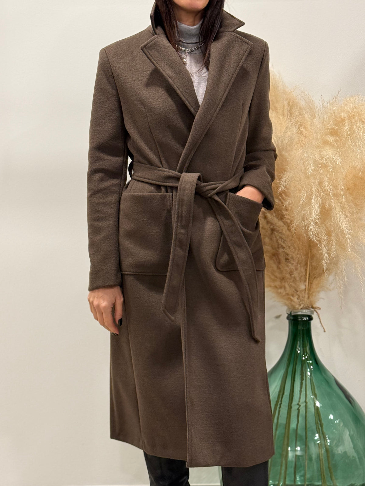 CAPPOTTO CON CINTURA E SPACCHI LATERALI