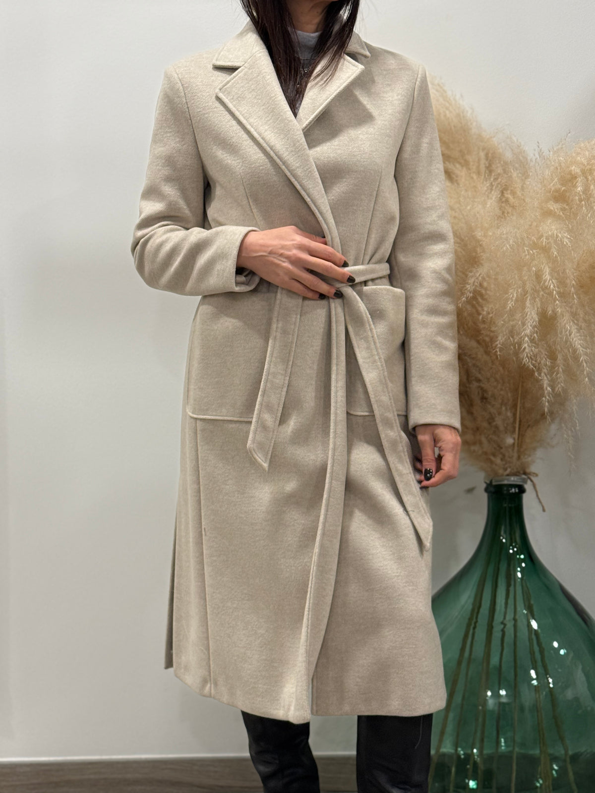 CAPPOTTO CON CINTURA E SPACCHI LATERALI