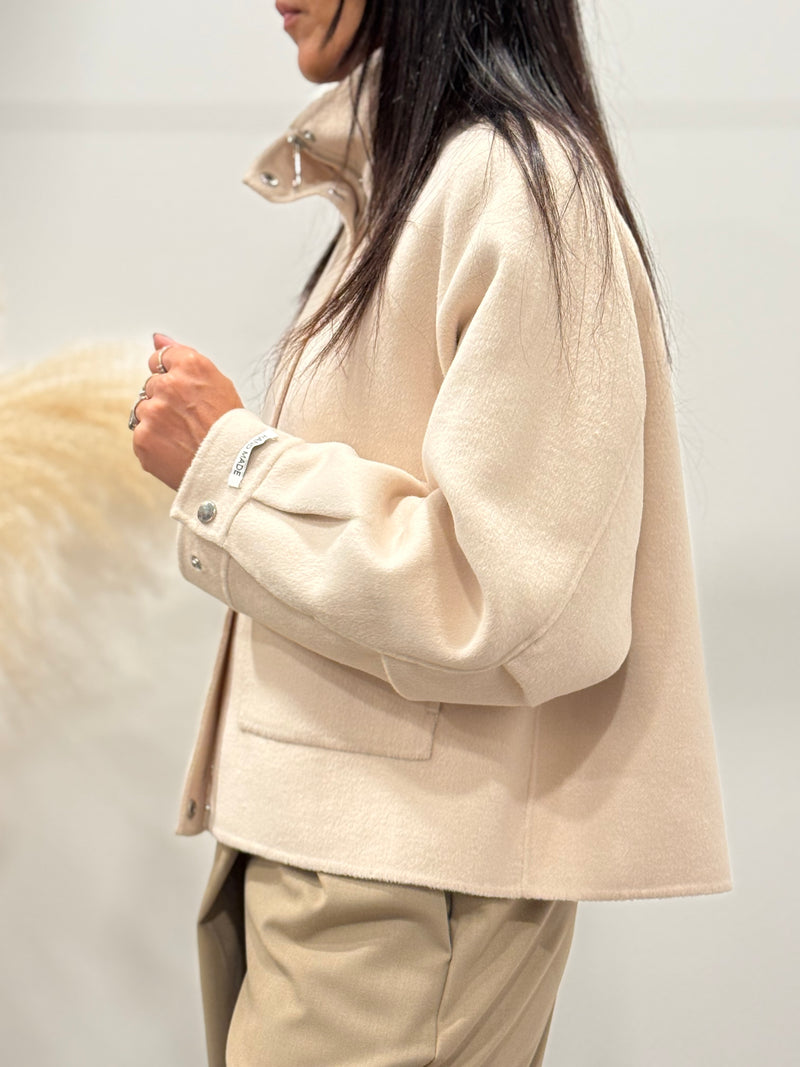 CAPPOTTO CORTO CON TASCONI