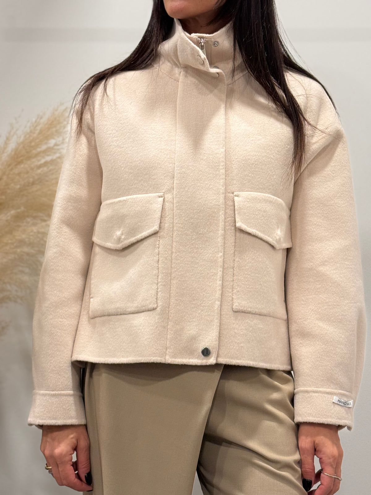 CAPPOTTO CORTO CON TASCONI