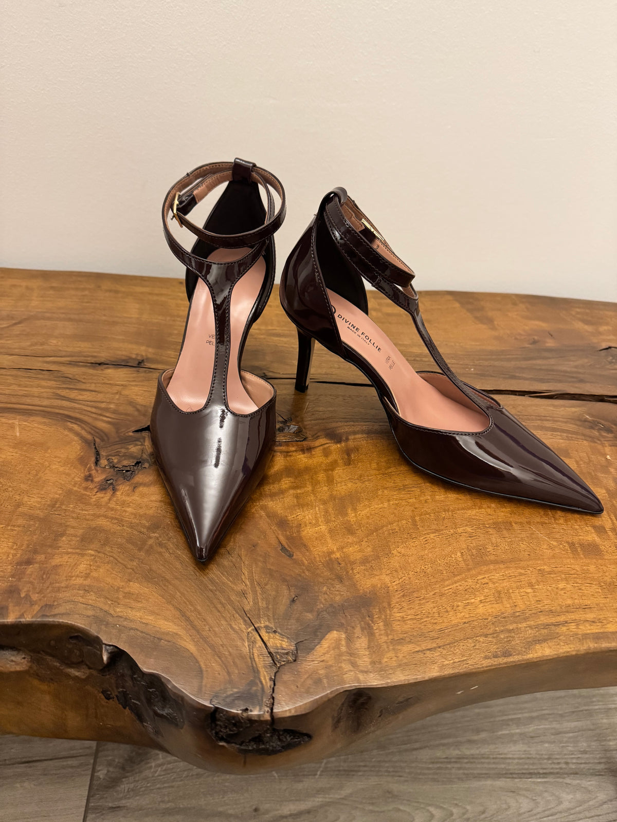 DÉCOLLETÉ VERNICE CON CINTURINO