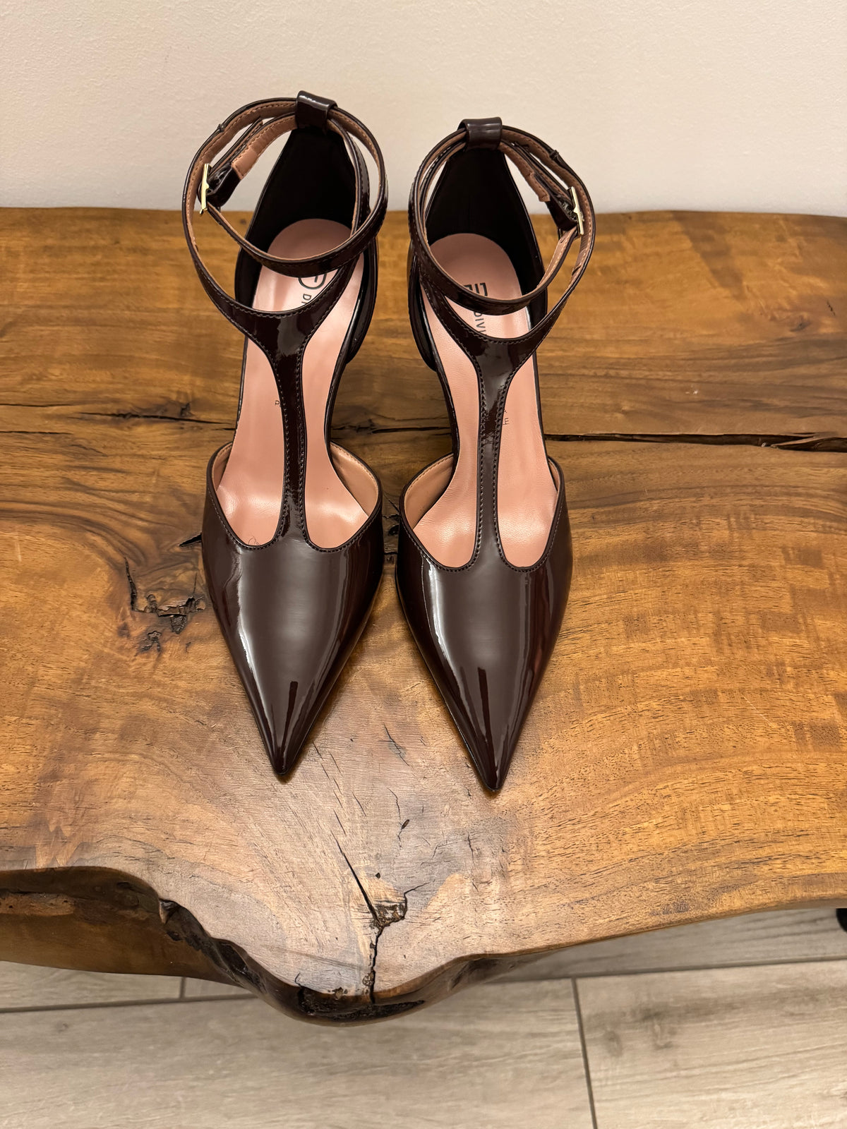 DÉCOLLETÉ VERNICE CON CINTURINO