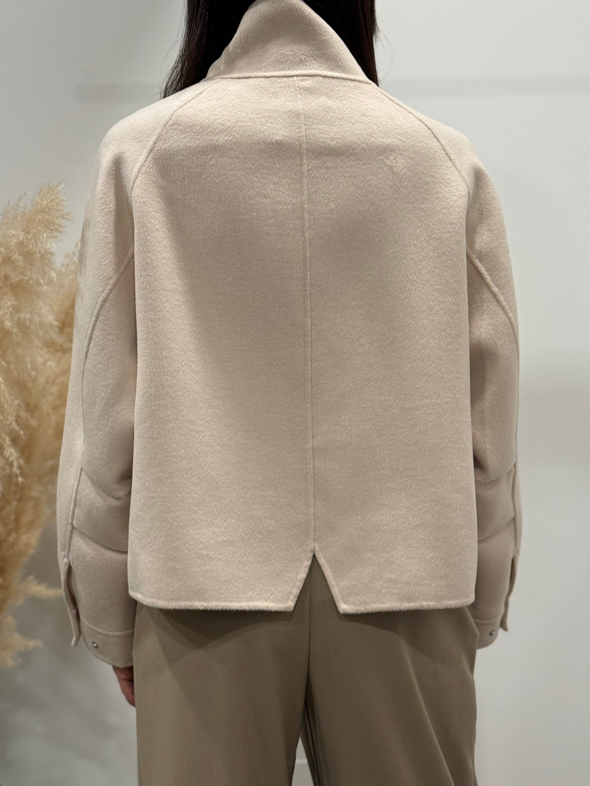 CAPPOTTO CORTO CON TASCONI