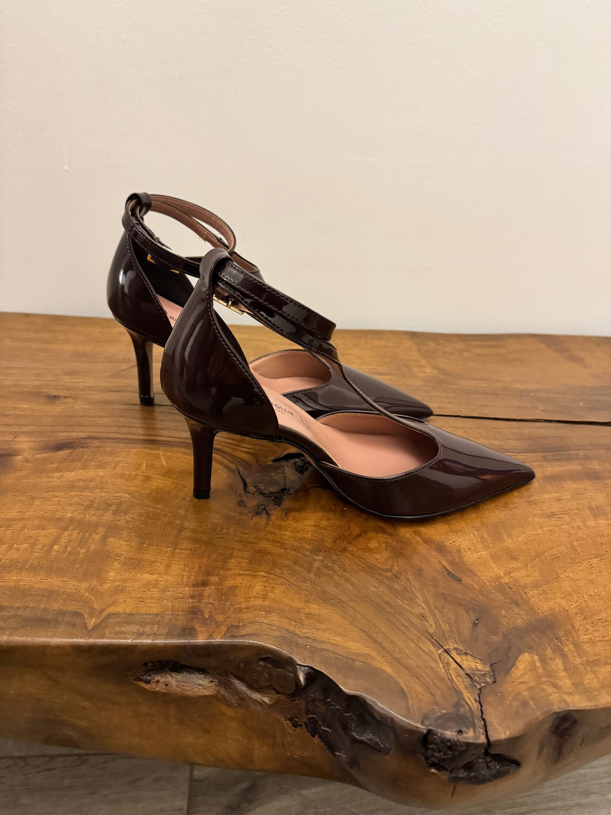 DÉCOLLETÉ VERNICE CON CINTURINO