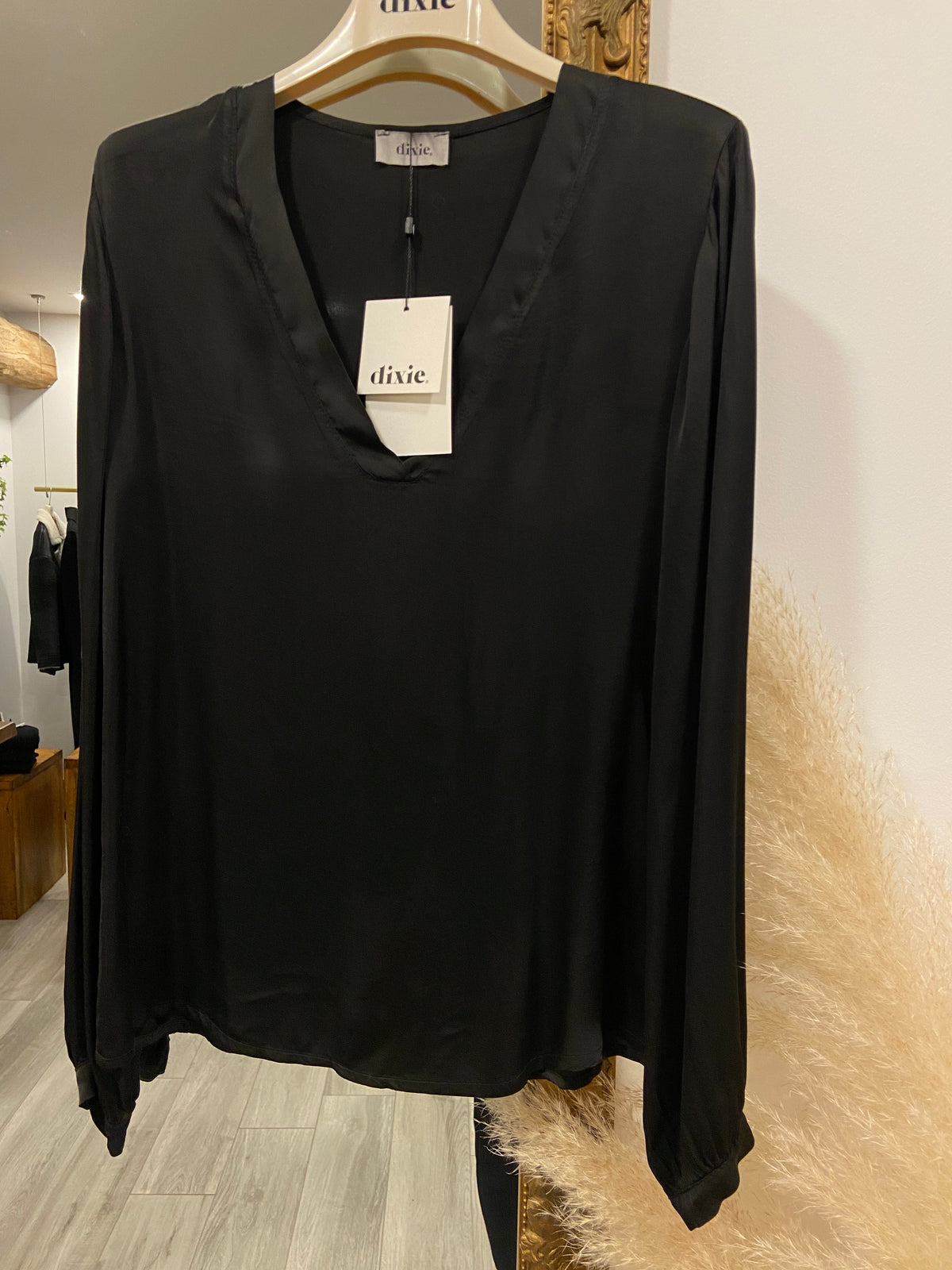 BLUSA EFFETTO SATIN CON SCOLLO A V