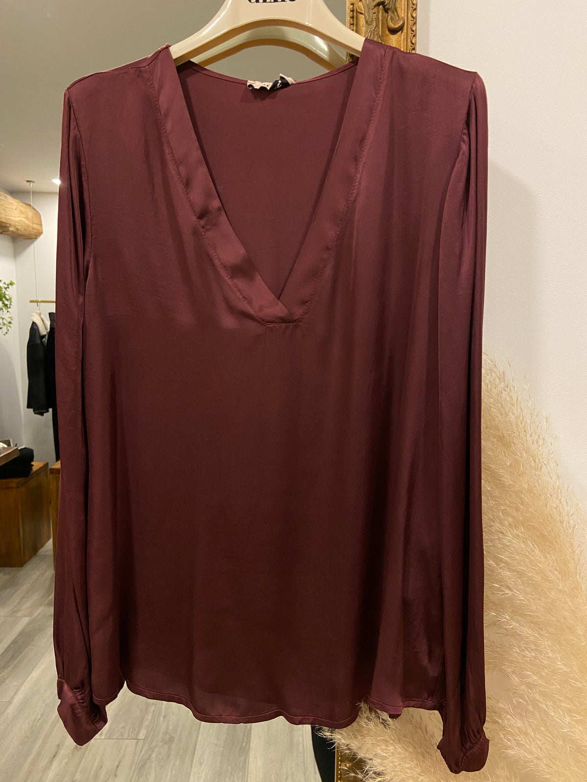 BLUSA EFFETTO SATIN CON SCOLLO A V