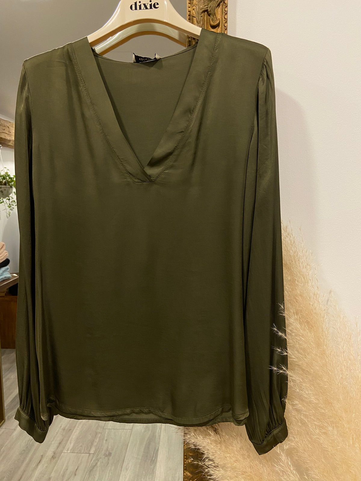 BLUSA EFFETTO SATIN CON SCOLLO A V