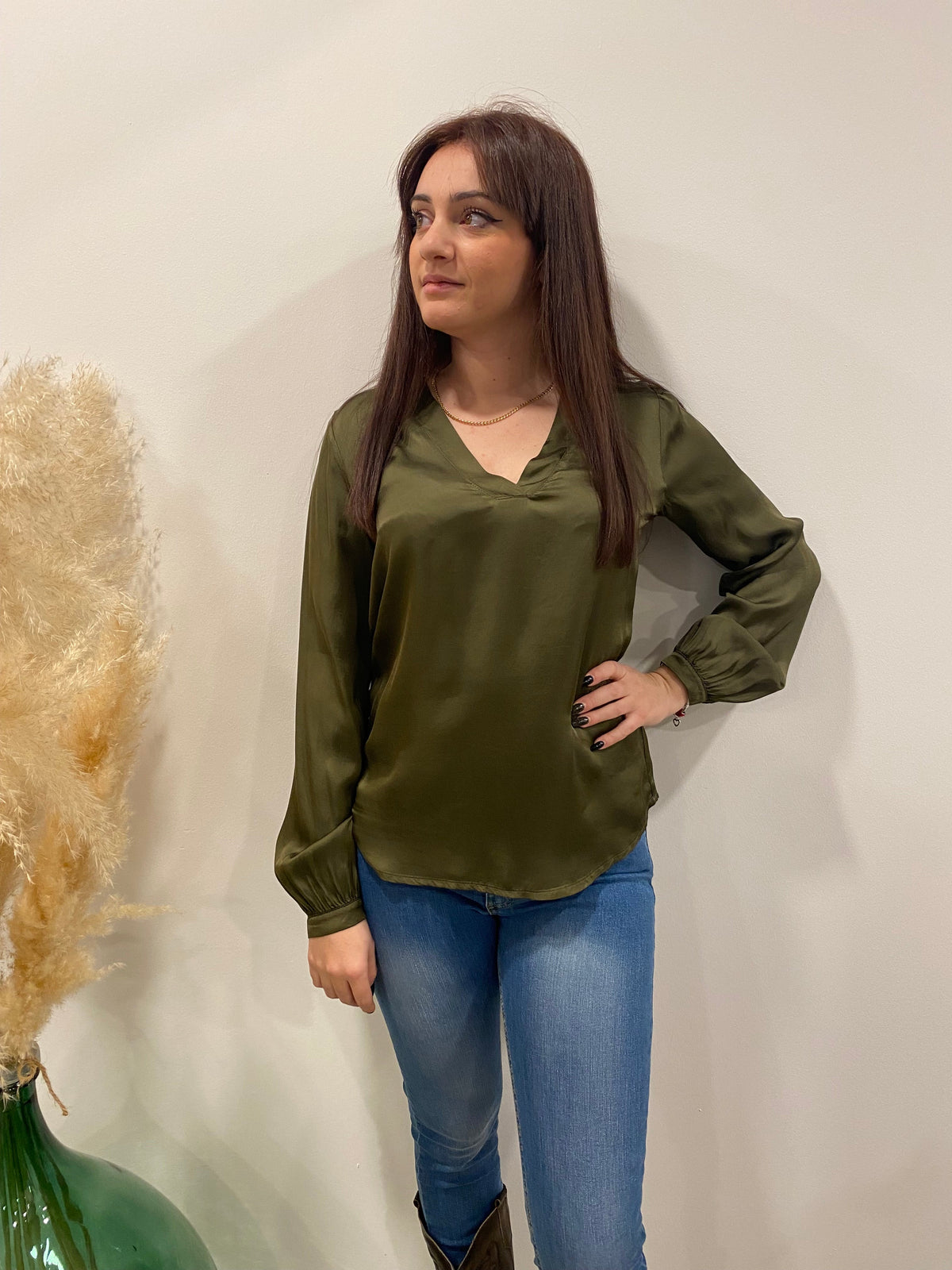 BLUSA EFFETTO SATIN CON SCOLLO A V